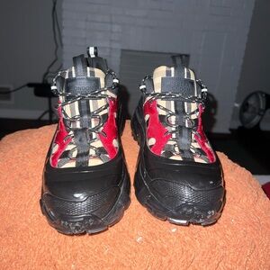 Burberry Kids Sneakers in Red and Black